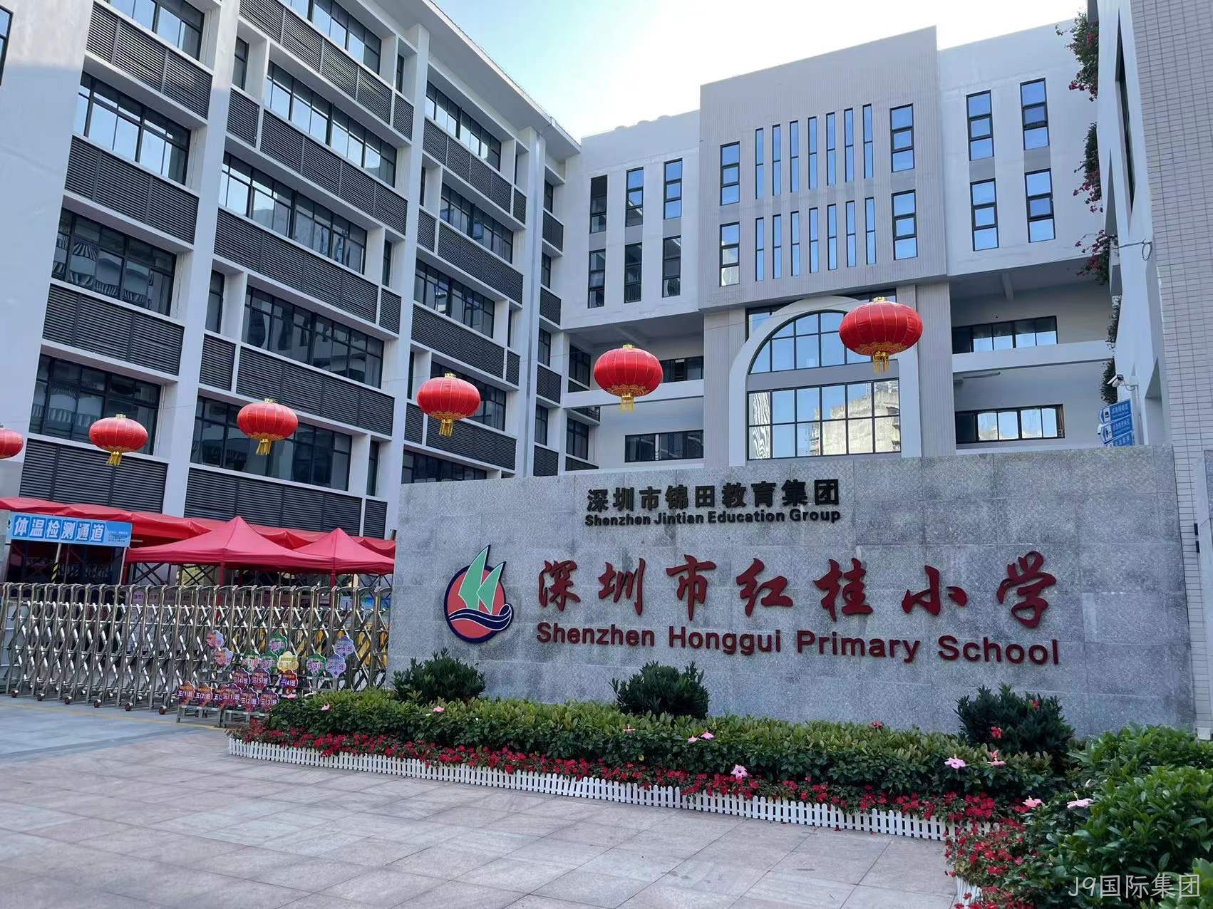 深圳市红桂小学疫情期间定制一米间距标线贴